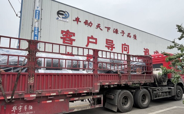負責發(fā)貨的同事核實(shí)好產(chǎn)品名稱(chēng)、規格和數量，進(jìn)行了嚴格把關(guān)，與貨運公司核對好物流信息。大家通力協(xié)作，有條不絮地將風(fēng)機穩穩地裝在大貨車(chē)上，確保運輸過(guò)程中貨物穩定安全。