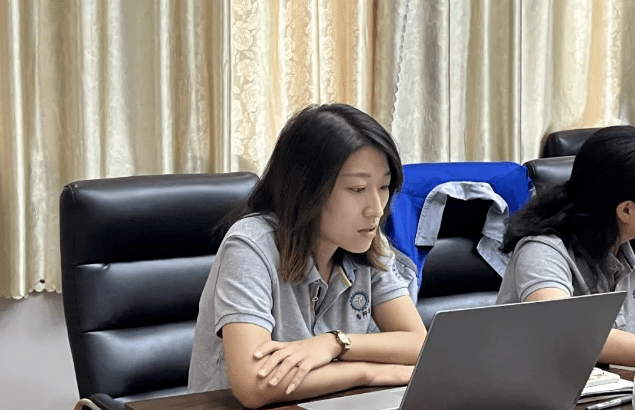 風(fēng)雨同舟2023年已經(jīng)走過(guò)了春夏，回望過(guò)去我們在挫折中不斷成長(cháng)，在磨練中不斷進(jìn)步。國慶的假期仿佛還未走完，多數人還沉浸在休閑的時(shí)光，豐源已經(jīng)開(kāi)始了新的征程。2023年10月6日，章丘豐源機械組織優(yōu)秀業(yè)務(wù)代表開(kāi)展十一銷(xiāo)售座談會(huì )。本次會(huì )議與以往不同，更多的是分享，是學(xué)習。 會(huì )議紀律宣導完畢之后，由營(yíng)銷(xiāo)部長(cháng)盧玉麗做豐源營(yíng)銷(xiāo)部報告，對2023年前三季度的銷(xiāo)售狀況進(jìn)行總結分析。 作為豐源銷(xiāo)售員，我們的與眾不同之處除擁有專(zhuān)業(yè)的業(yè)務(wù)技能外，還需德才兼備。豐源優(yōu)秀業(yè)務(wù)代表與大家分享了自己1-9月份的業(yè)務(wù)開(kāi)發(fā)心得，并對四季度工作開(kāi)展進(jìn)行規劃。 大家一起對行業(yè)案例進(jìn)行分析，討論行業(yè)開(kāi)發(fā)的策略，旨在深入了解客戶(hù)需求后，給不同行業(yè)客戶(hù)提供專(zhuān)業(yè)解決方案，與客戶(hù)一起成長(cháng)。 孫寧波總經(jīng)理為簽單、回款銷(xiāo)售冠軍進(jìn)行頒獎 營(yíng)銷(xiāo)部長(cháng)盧玉麗公布10-12月份激勵政策 孫寧波總經(jīng)理最后講到，活到老學(xué)到老，學(xué)到老干到老。學(xué)習的時(shí)間總是短暫，但我們不曾缺少機會(huì )。鼓勵大家用知識的力量武裝自己，轉變思想觀(guān)念，輕裝上陣，努力完成全年公司目標。